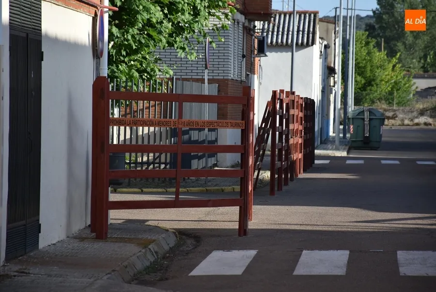Foto 8 - Empleados municipales dejan a punto el Barrio Nuevo para la cita taurina del s&aacute;bado