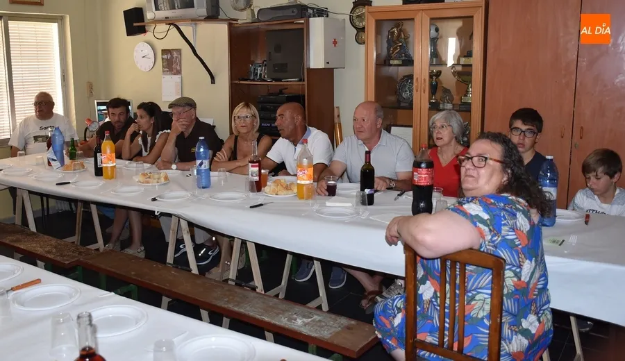 Foto 2 - Basilia Gonz&aacute;lez recibe un homenaje en la parrillada festiva de la Avenida de Espa&ntilde;a