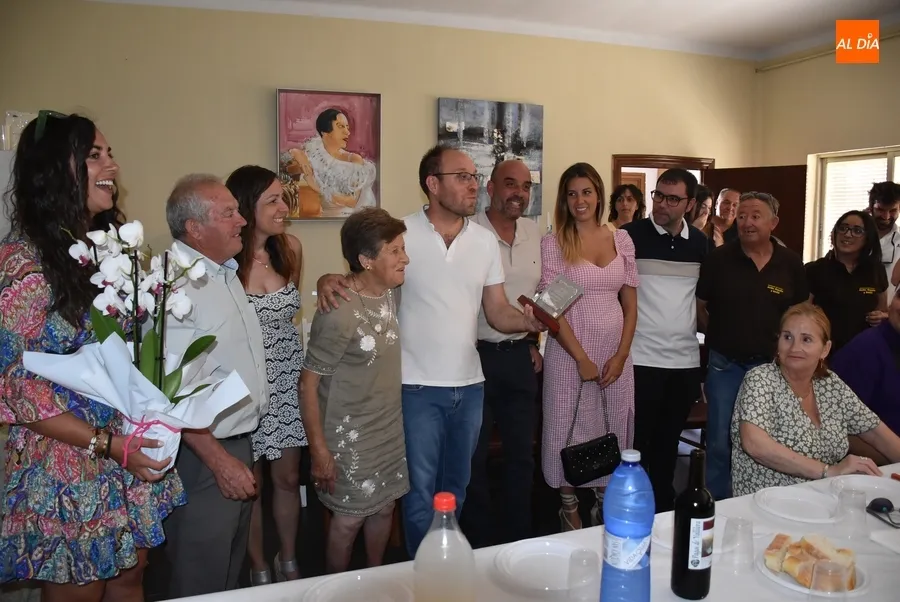 Foto 3 - Basilia Gonz&aacute;lez recibe un homenaje en la parrillada festiva de la Avenida de Espa&ntilde;a