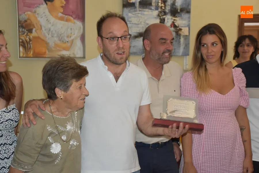 Foto 4 - Basilia Gonz&aacute;lez recibe un homenaje en la parrillada festiva de la Avenida de Espa&ntilde;a