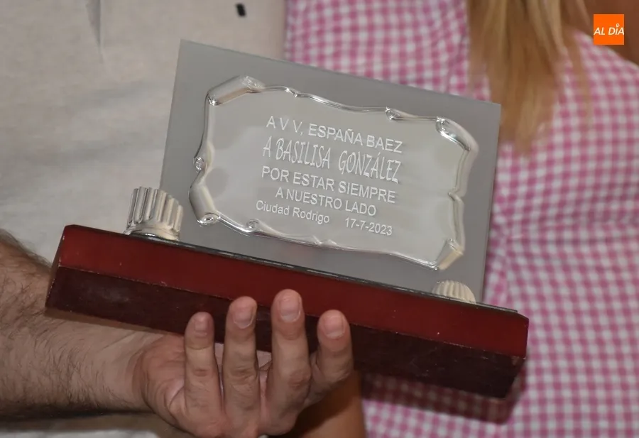 Foto 5 - Basilia Gonz&aacute;lez recibe un homenaje en la parrillada festiva de la Avenida de Espa&ntilde;a