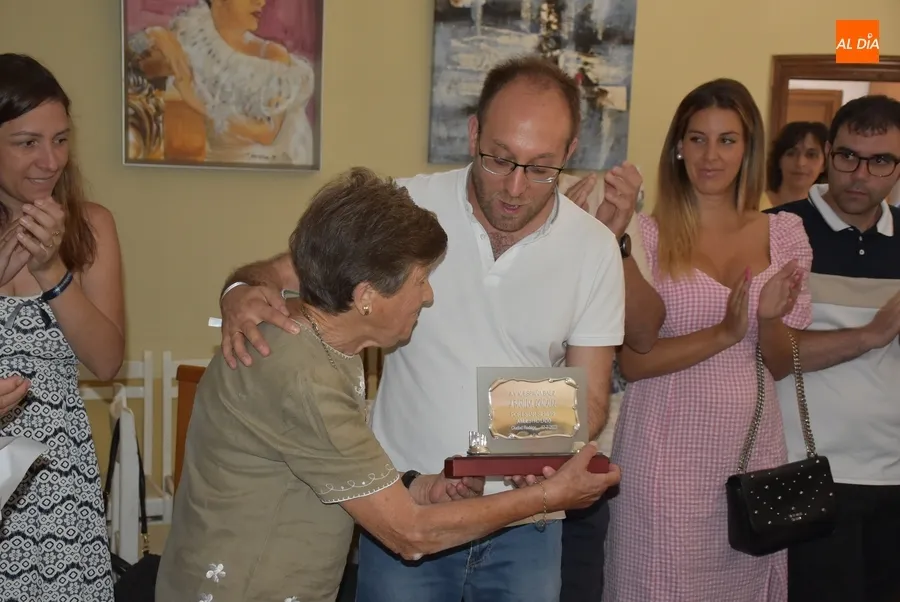 Foto 6 - Basilia Gonz&aacute;lez recibe un homenaje en la parrillada festiva de la Avenida de Espa&ntilde;a