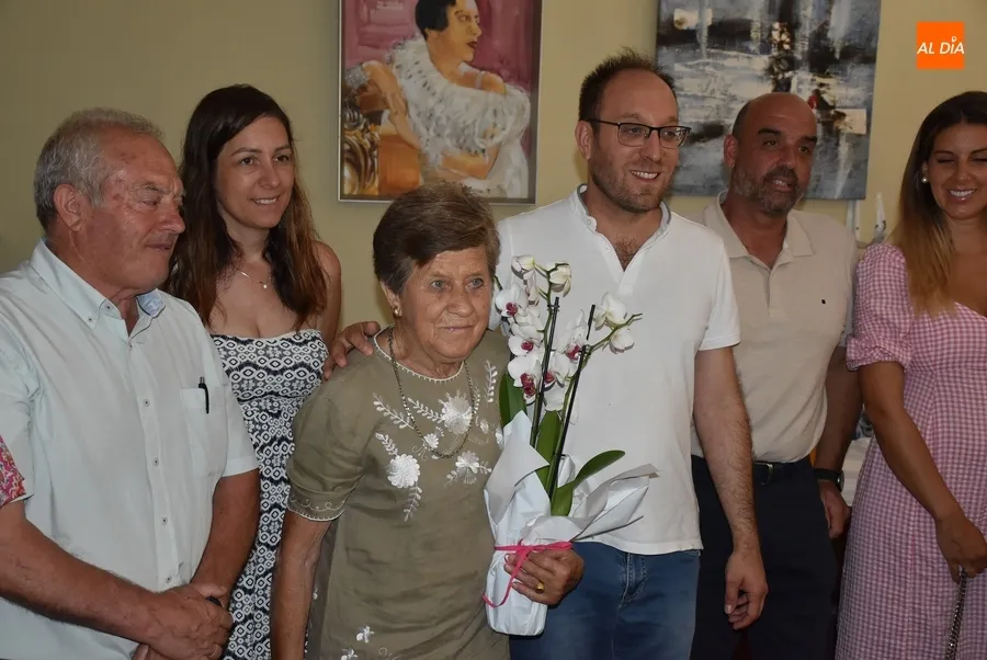 Foto 7 - Basilia Gonz&aacute;lez recibe un homenaje en la parrillada festiva de la Avenida de Espa&ntilde;a