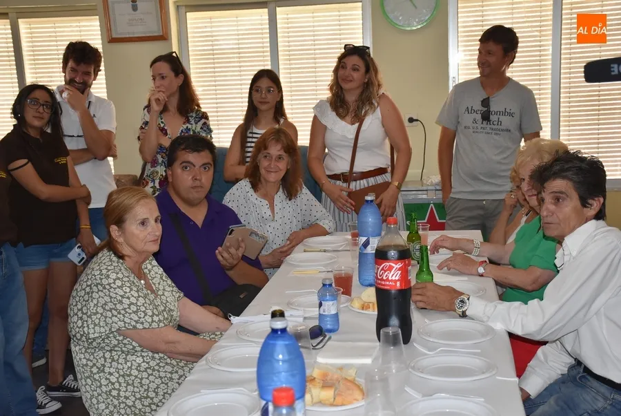 Foto 11 - Basilia Gonz&aacute;lez recibe un homenaje en la parrillada festiva de la Avenida de Espa&ntilde;a