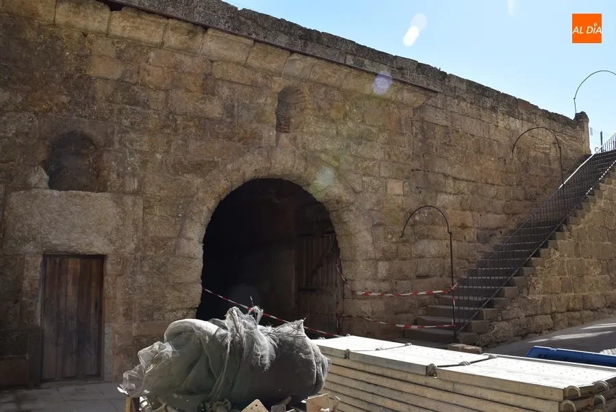 Foto 2 - Retirado el andamiaje de la Puerta del Conde con adi&oacute;s incluido a la Virgen que albergaba
