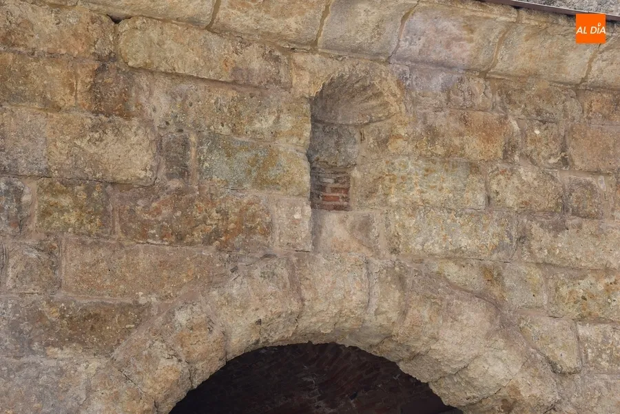 Foto 3 - Retirado el andamiaje de la Puerta del Conde con adi&oacute;s incluido a la Virgen que albergaba