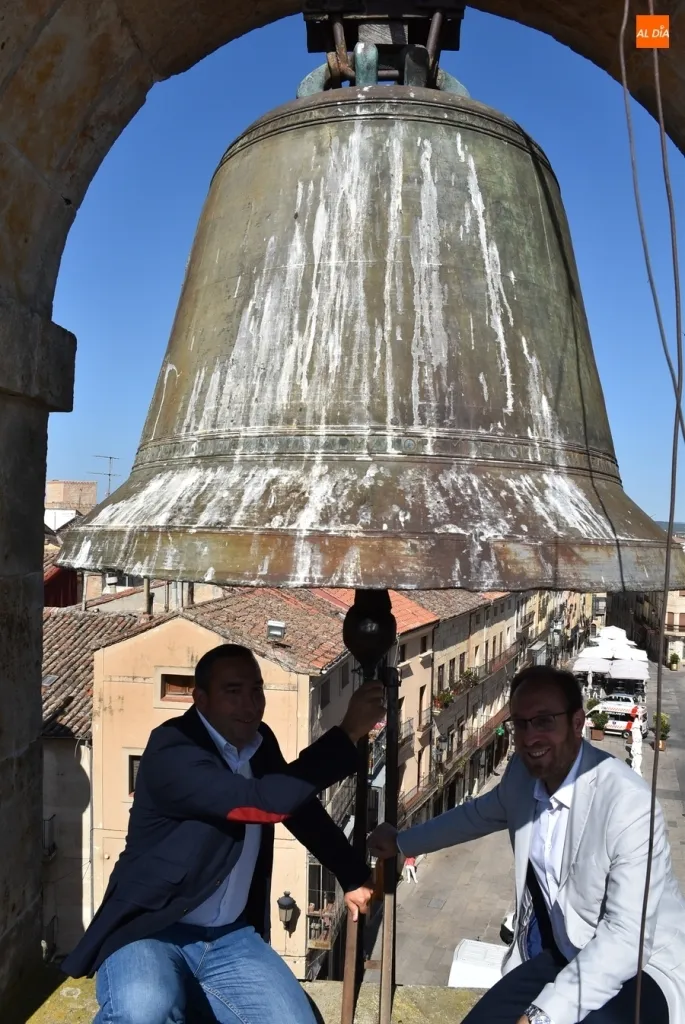 Foto 8 - Eloy Ruiz visita la Casa Consistorial ejerciendo incluso de &lsquo;manitas&rsquo;