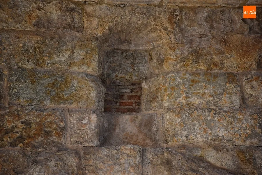 Foto 4 - Retirado el andamiaje de la Puerta del Conde con adi&oacute;s incluido a la Virgen que albergaba