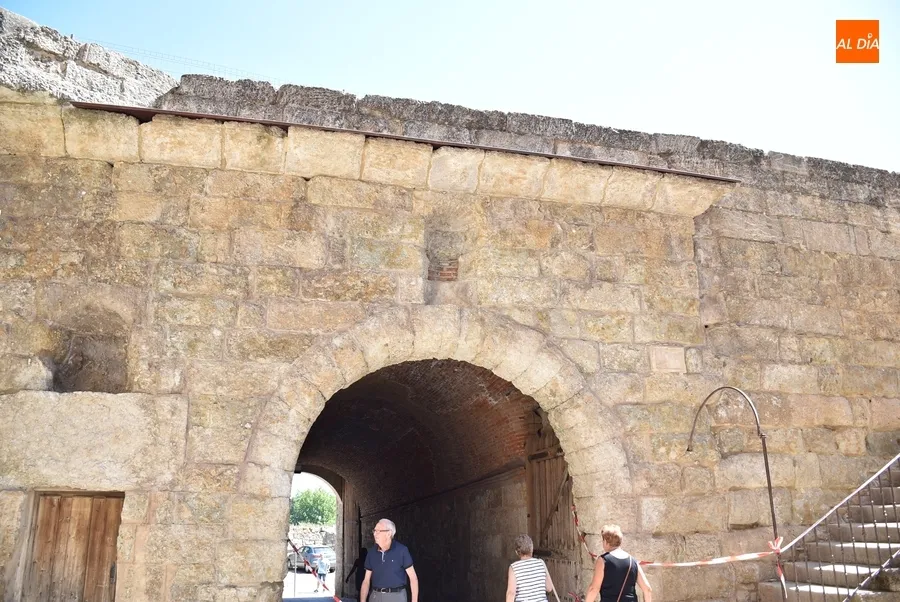 Foto 5 - Retirado el andamiaje de la Puerta del Conde con adi&oacute;s incluido a la Virgen que albergaba