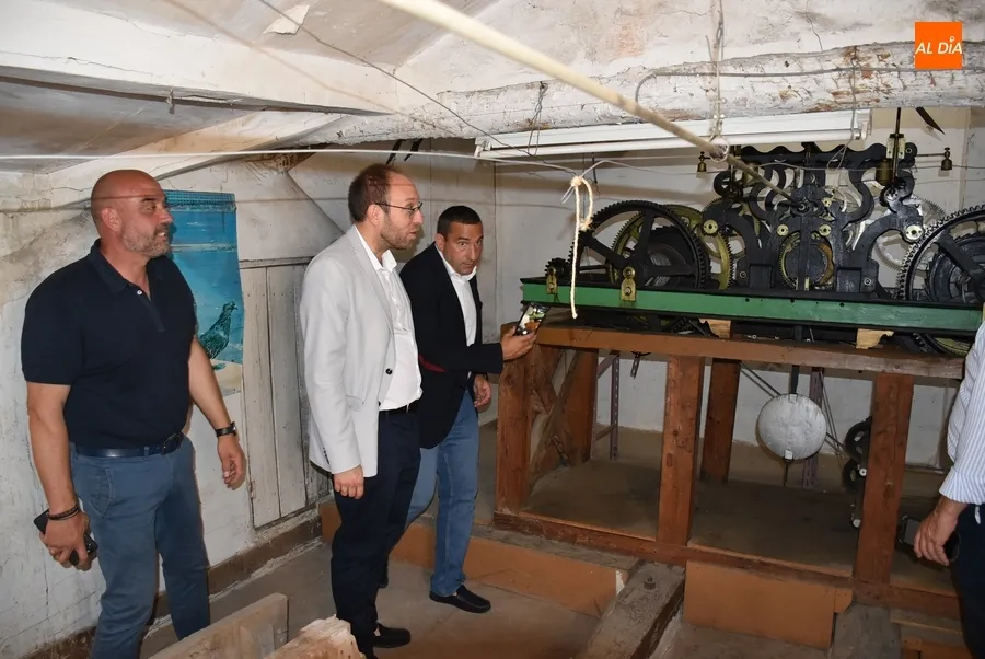 Foto 5 - Eloy Ruiz visita la Casa Consistorial ejerciendo incluso de &lsquo;manitas&rsquo;