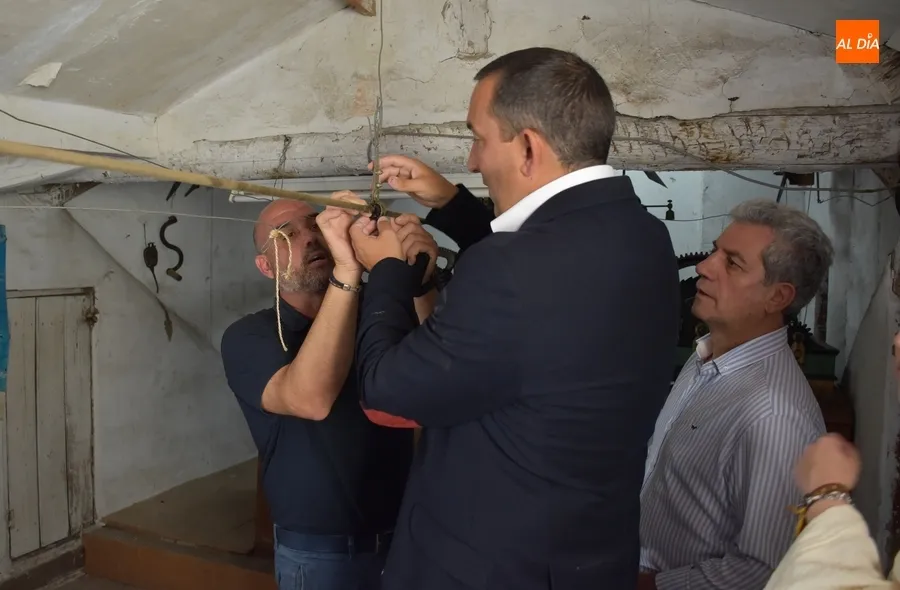 Foto 4 - Eloy Ruiz visita la Casa Consistorial ejerciendo incluso de &lsquo;manitas&rsquo;