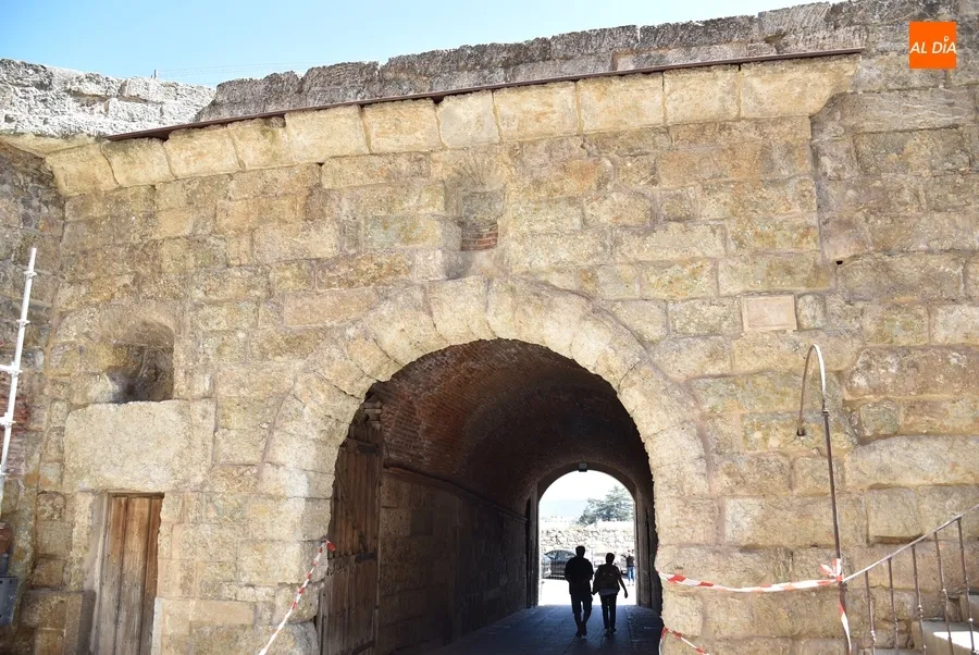 Foto 8 - Retirado el andamiaje de la Puerta del Conde con adi&oacute;s incluido a la Virgen que albergaba