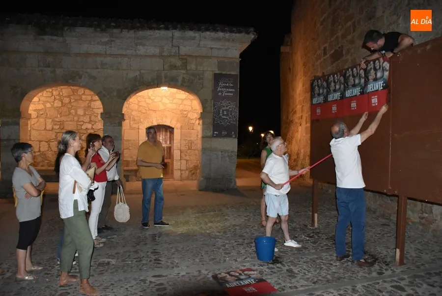 Foto 4 - &Uacute;nicamente el PSOE cumple con la tradici&oacute;n de la pegada de carteles a medianoche