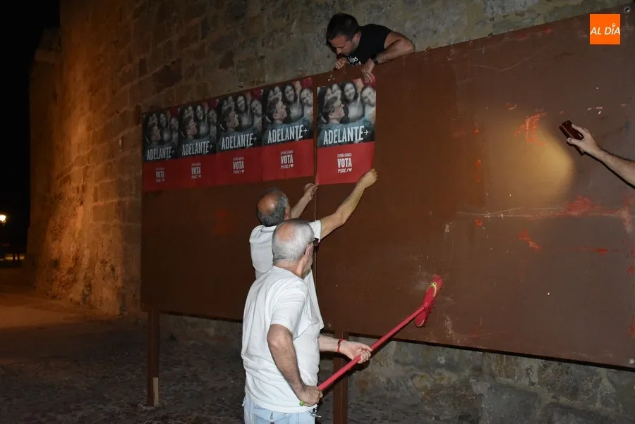 Foto 5 - &Uacute;nicamente el PSOE cumple con la tradici&oacute;n de la pegada de carteles a medianoche