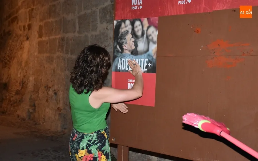 Foto 7 - &Uacute;nicamente el PSOE cumple con la tradici&oacute;n de la pegada de carteles a medianoche