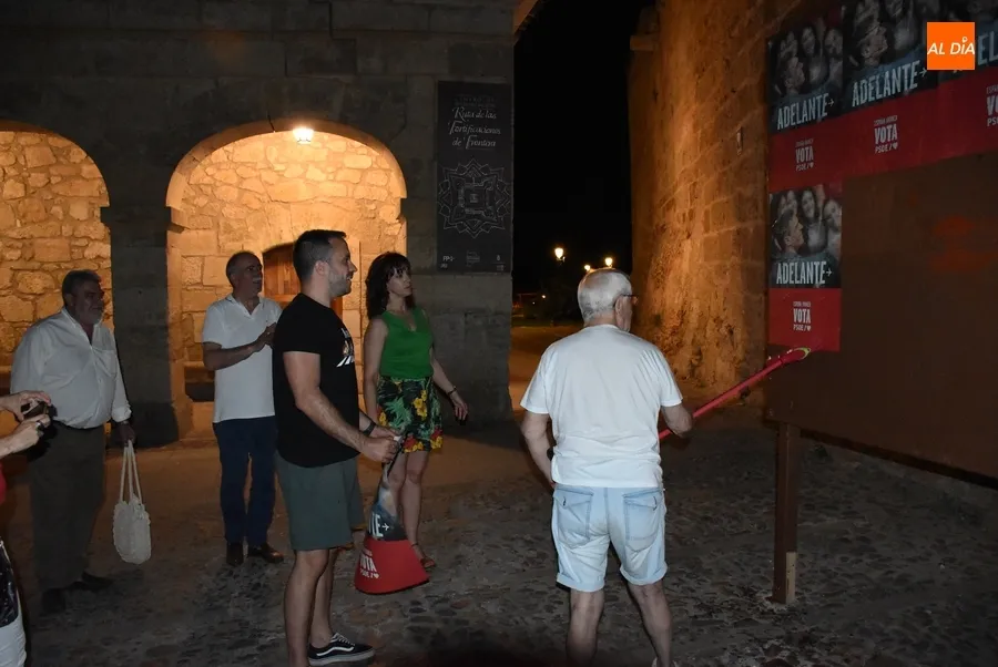 Foto 8 - &Uacute;nicamente el PSOE cumple con la tradici&oacute;n de la pegada de carteles a medianoche