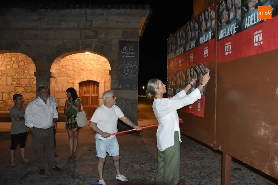 Foto 11 - &Uacute;nicamente el PSOE cumple con la tradici&oacute;n de la pegada de carteles a medianoche