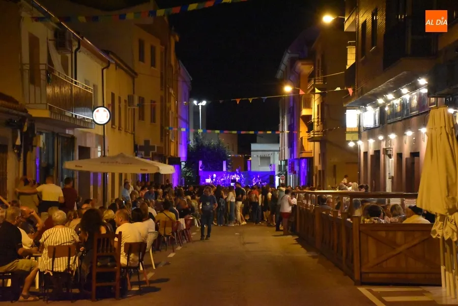 Foto 2 - El barrio de Santa Ana vibra con Back to the Covers