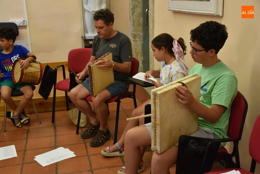 Foto 2 - La m&uacute;sica folk protagoniza el primer taller impartido por Ra&uacute;l D&iacute;az de Dios