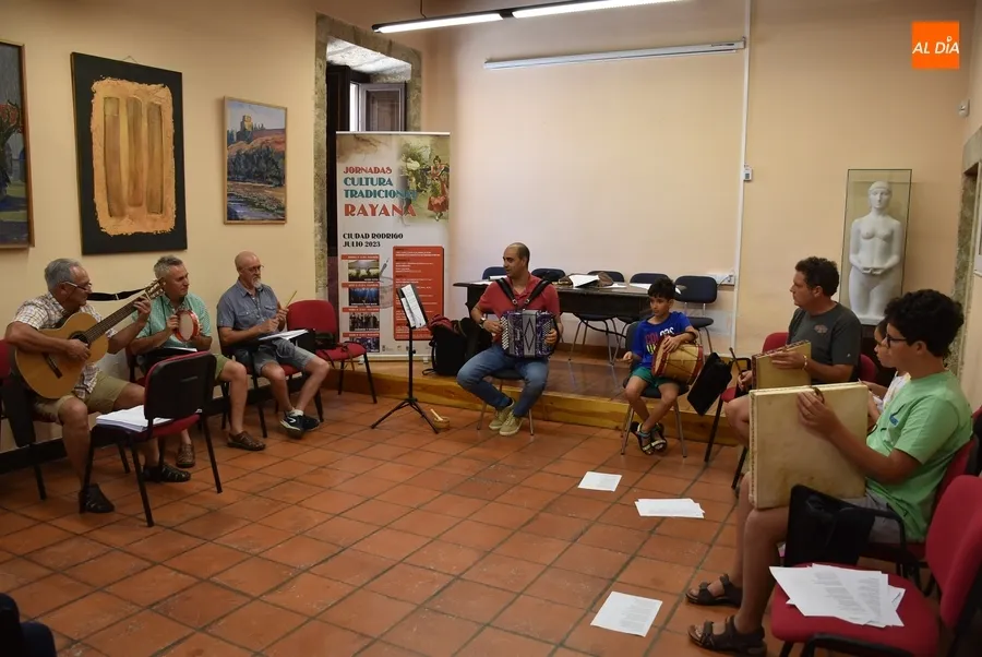 Foto 3 - La m&uacute;sica folk protagoniza el primer taller impartido por Ra&uacute;l D&iacute;az de Dios