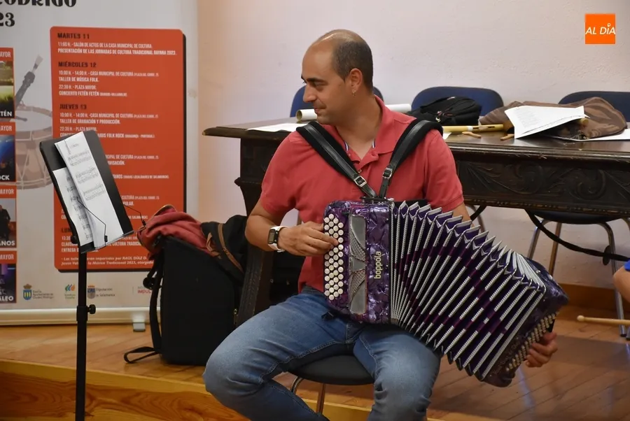 Foto 7 - La m&uacute;sica folk protagoniza el primer taller impartido por Ra&uacute;l D&iacute;az de Dios