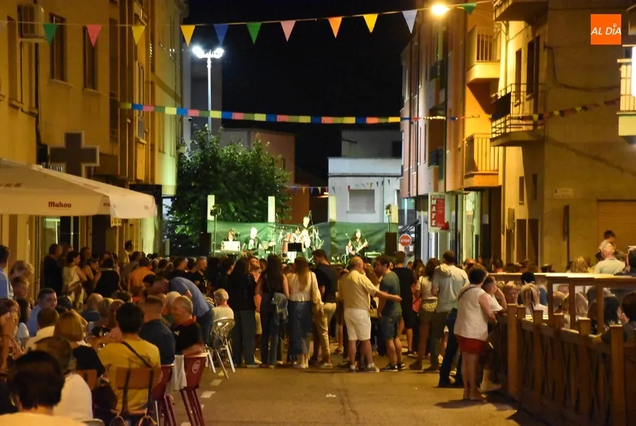 Foto 3 - El barrio de Santa Ana vibra con Back to the Covers