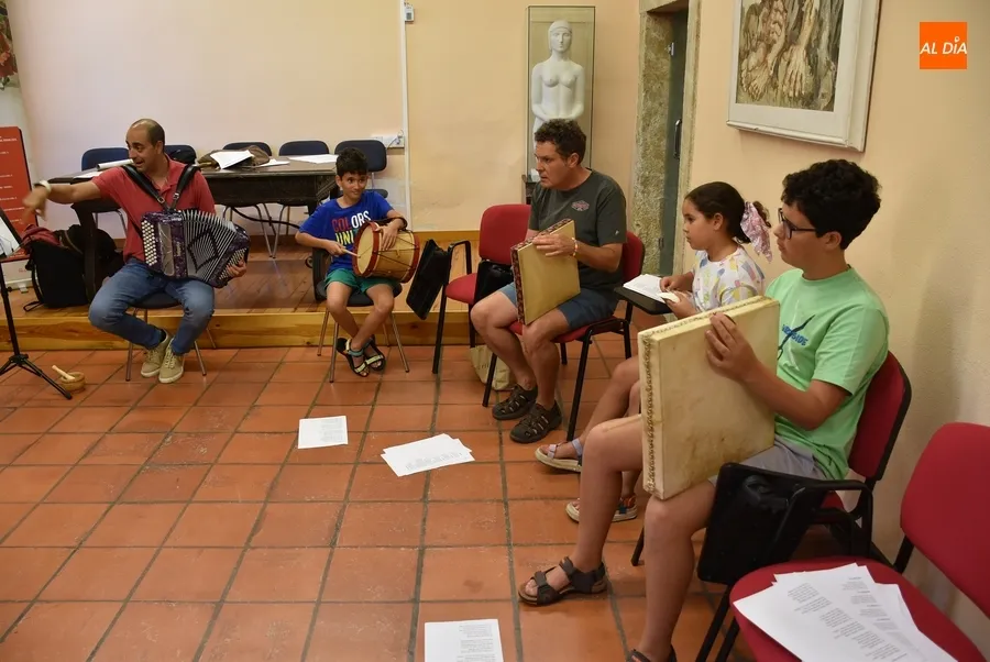 Foto 10 - La m&uacute;sica folk protagoniza el primer taller impartido por Ra&uacute;l D&iacute;az de Dios