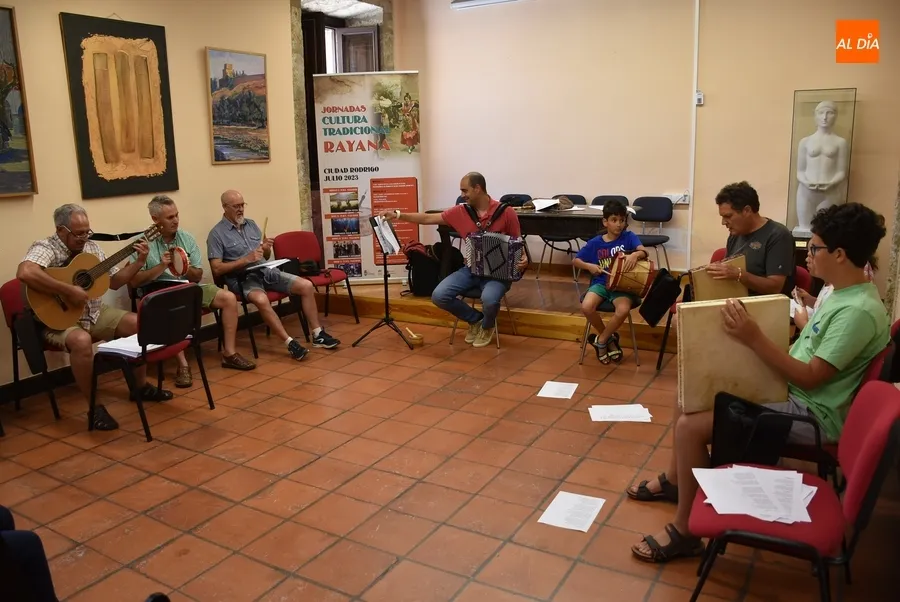 Foto 11 - La m&uacute;sica folk protagoniza el primer taller impartido por Ra&uacute;l D&iacute;az de Dios