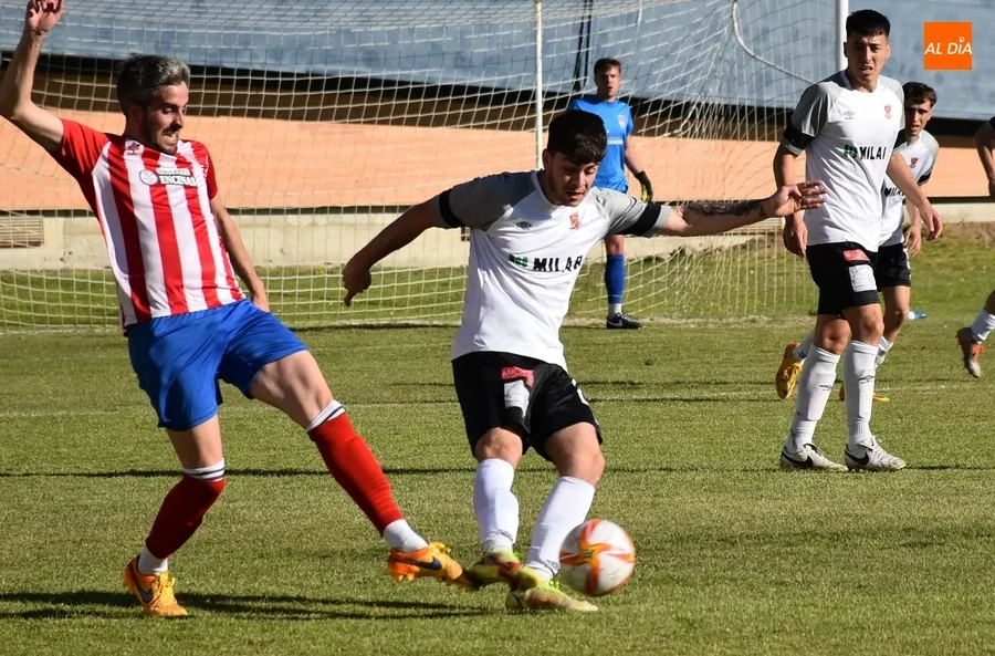 Foto 3 - Dani Crespo, Mario Sopale, Alberto de Vargas e Isma continuar&aacute;n en el Ciudad Rodrigo CF