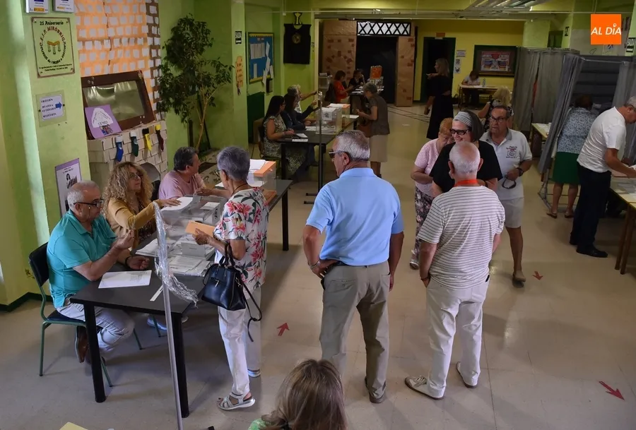 Foto 2 - Los mirobrigenses adelantan su visita a las urnas llevando incluso la toalla para irse a disfrutar del domingo