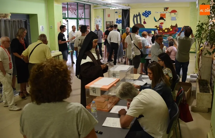 Foto 6 - Los mirobrigenses adelantan su visita a las urnas llevando incluso la toalla para irse a disfrutar del domingo
