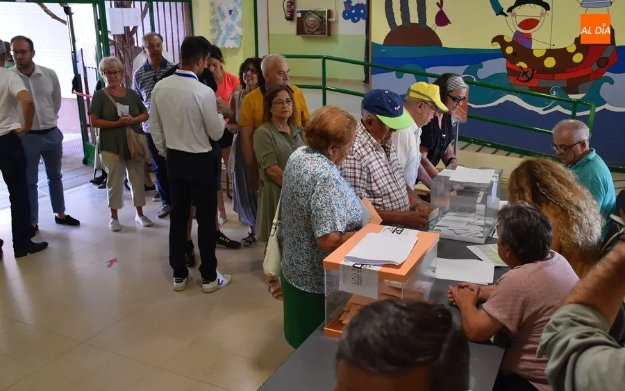 Foto 7 - Los mirobrigenses adelantan su visita a las urnas llevando incluso la toalla para irse a disfrutar del domingo