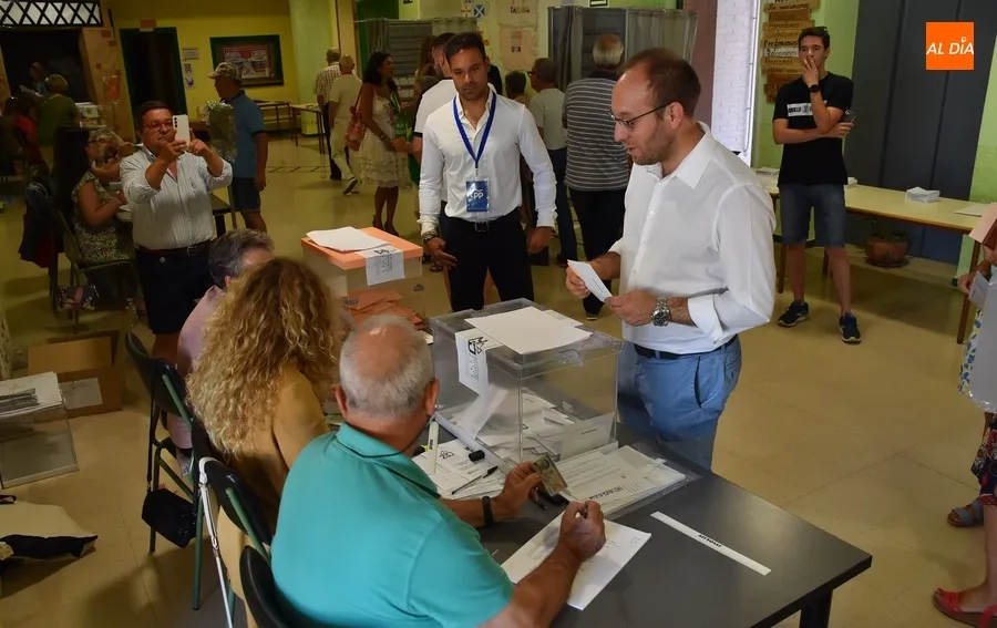 Foto 8 - Los mirobrigenses adelantan su visita a las urnas llevando incluso la toalla para irse a disfrutar del domingo