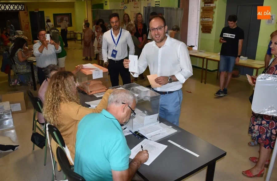 Foto 9 - Los mirobrigenses adelantan su visita a las urnas llevando incluso la toalla para irse a disfrutar del domingo