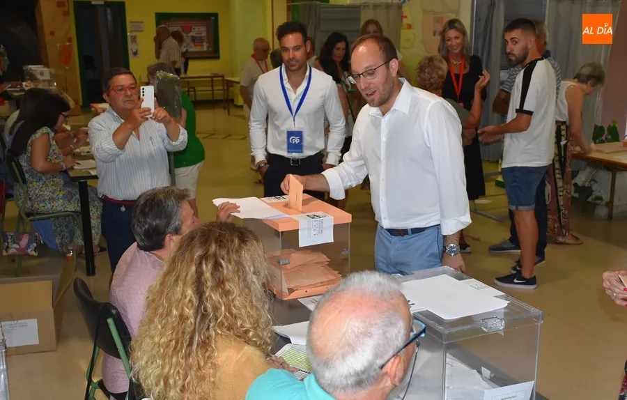 Foto 10 - Los mirobrigenses adelantan su visita a las urnas llevando incluso la toalla para irse a disfrutar del domingo