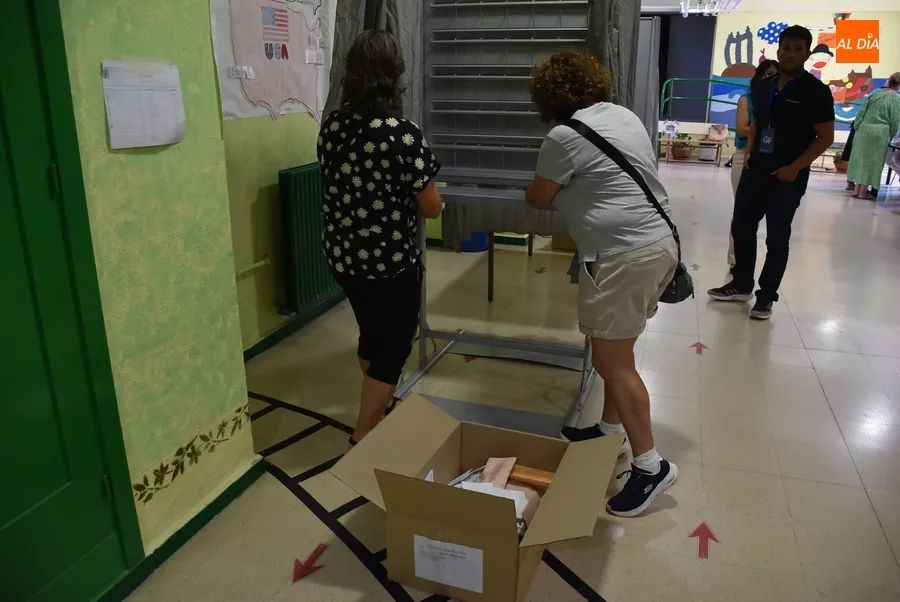 Foto 4 - Del fugaz recuento en &Aacute;gueda a la fiesta total de la democracia de un votante al Senado