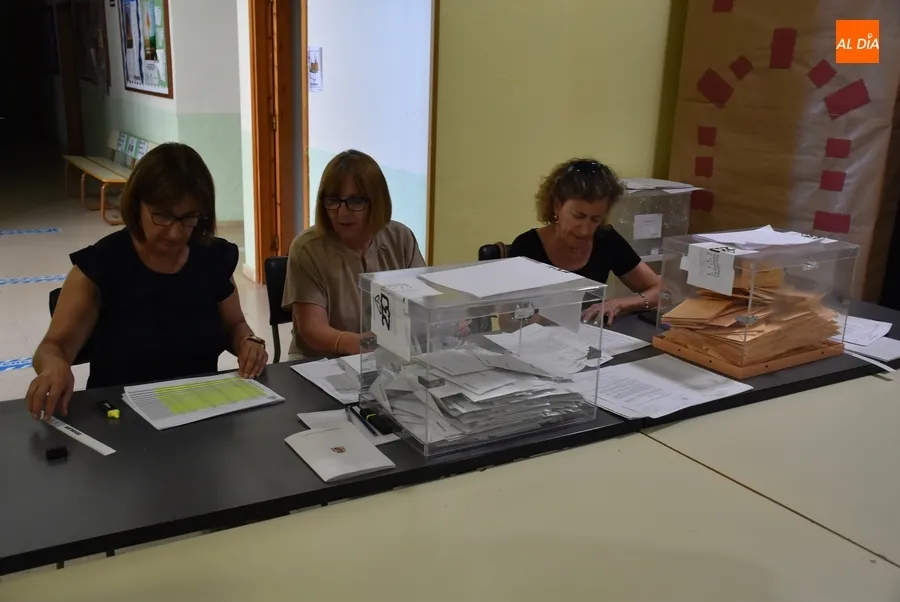Foto 5 - Del fugaz recuento en &Aacute;gueda a la fiesta total de la democracia de un votante al Senado