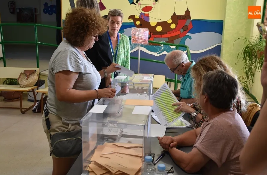 Foto 6 - Del fugaz recuento en &Aacute;gueda a la fiesta total de la democracia de un votante al Senado