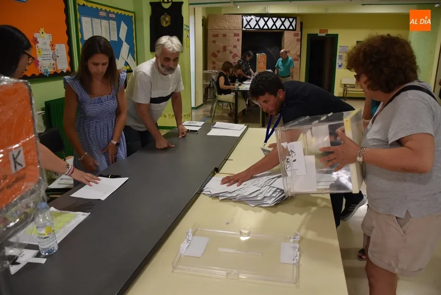 Foto 8 - Del fugaz recuento en &Aacute;gueda a la fiesta total de la democracia de un votante al Senado