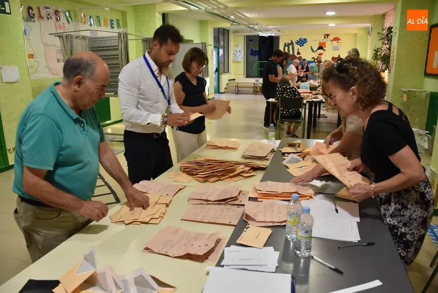 Foto 11 - Del fugaz recuento en &Aacute;gueda a la fiesta total de la democracia de un votante al Senado