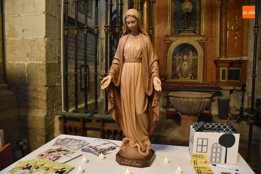 Foto 5 - La Reina de Radio Mar&iacute;a visita la Catedral de Santa Mar&iacute;a