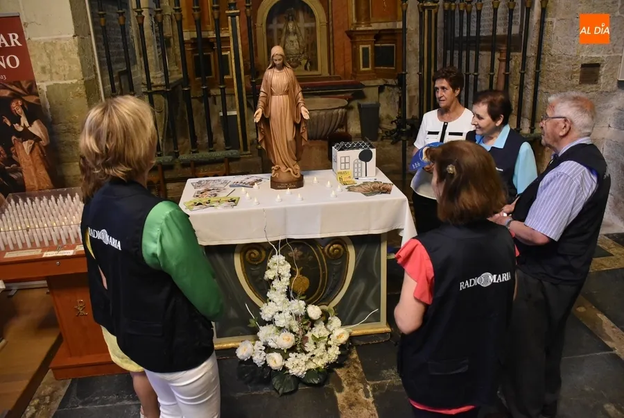 Foto 3 - La Reina de Radio Mar&iacute;a visita la Catedral de Santa Mar&iacute;a