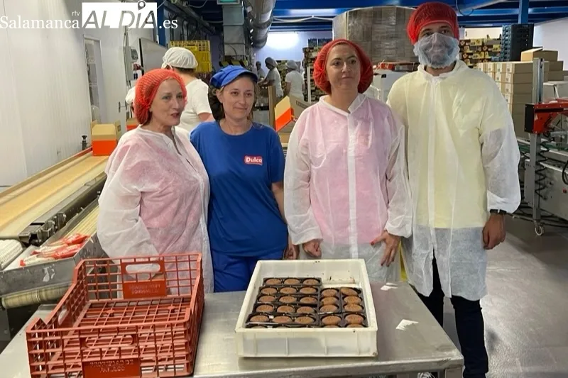 Virginia Barcones visitaba este jueves la empresa peñarandina Dulca