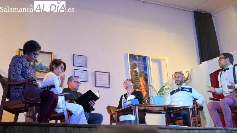 El grupo de actores debutó en un ensayo general abierto al público