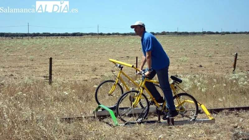 Biclonetas y otros vehículos recorrieron los raíles de la vía