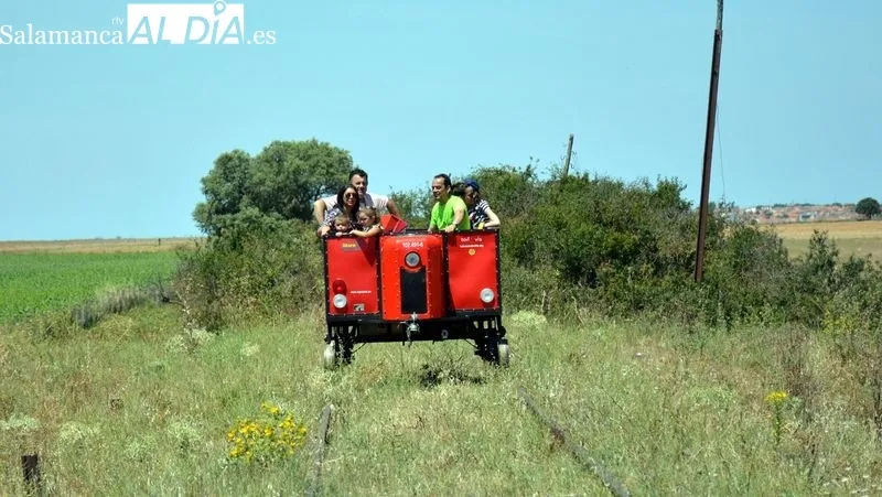 Biclonetas y otros vehículos recorrieron los raíles de la vía
