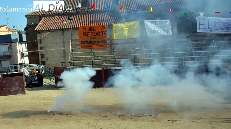 Las peñas participaron con alegría en el pasacalles, el pregón y el chupinazo de las fiestas