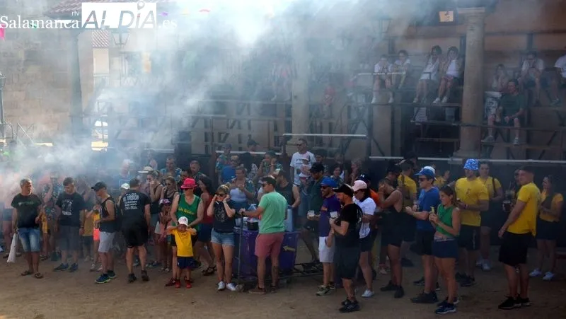 Las peñas participaron con alegría en el pasacalles, el pregón y el chupinazo de las fiestas