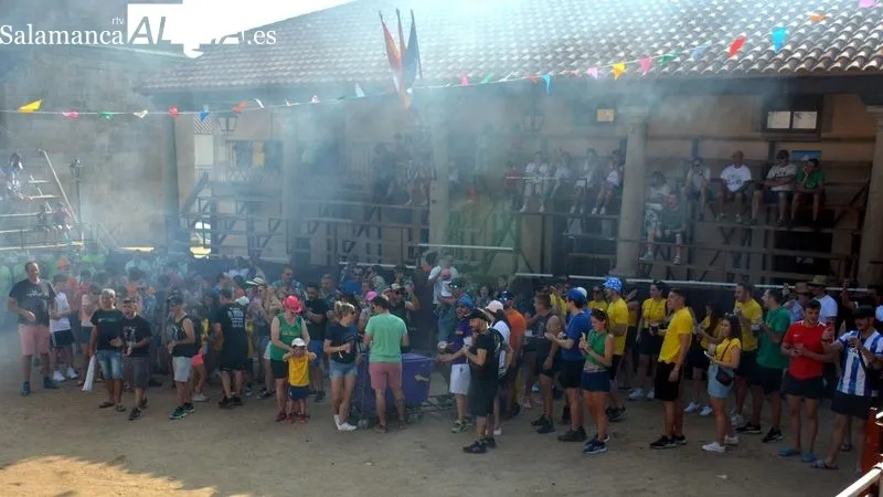 Las peñas participaron con alegría en el pasacalles, el pregón y el chupinazo de las fiestas