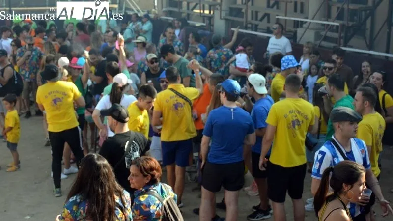 Las peñas participaron con alegría en el pasacalles, el pregón y el chupinazo de las fiestas